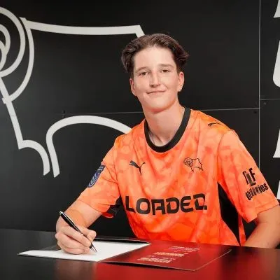 WOMEN NEWS: Ewes Sign Shot-Stopper Naismith