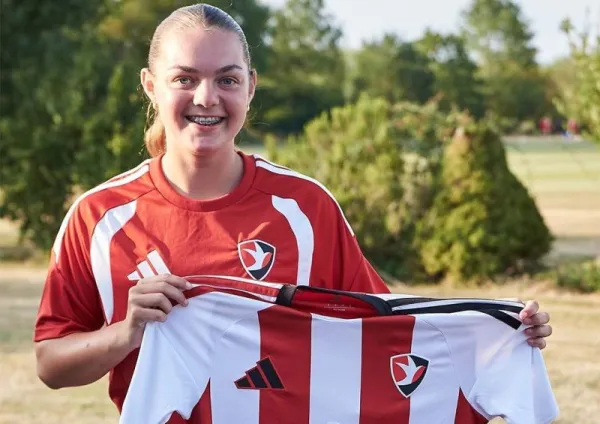 Cheltenham Town Announce The Signing of Fullback Evie Murphy