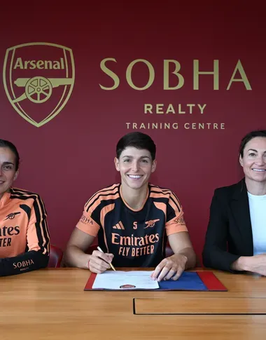 Élisa De Almeida signs for Arsenal